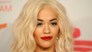 Rita Ora viselte a Versace legpikánsabb darabját a párizsi divathéten