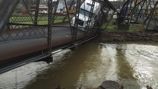 Történelmi hidat tarolt le egy amis kamionos – elszámolta a jármű súlyát