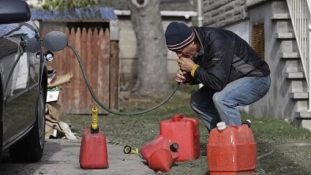 Nyakig a trutyiban – rossz tartályt szívtak meg a benzintolvajok