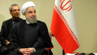 Fügefalevél helyett paraván az iráni elnök látogatásán