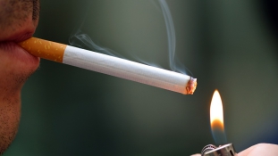 Hatékony a szigor: kevesebb fiatal füstöl