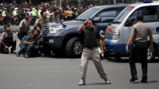 Mint Párizsban: robbantások és fegyverdörgés Jakartában