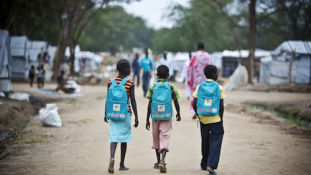 A világ legfiatalabb országában a gyerekek fele nem jár iskolába