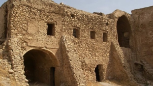 Csak szürkésfehér por maradt Irak legrégibb keresztény kolostorából