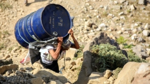 Ahol még a szamarak is kidőlnek – maguk viszik át a segélyt a hegyeken a jemeniek