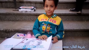 A rajzait árulja egy nyolcéves, hogy suliba járhasson