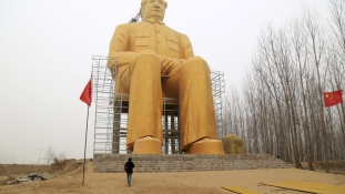 Gigantikus szobrot kapott Mao Ce-tung Kínában
