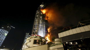 Leégett egy felhőkarcoló Dubajban – a tűzijátékot azért megtartották