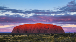 Uluru – óriási sziklatömb Ausztrália szívében, légyfelhőben