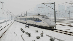 Tízezrek várakoznak még mindig a kantoni pályaudvaron a havazás miatt