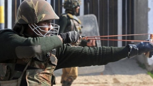 Csúzli az  indiai rendőrök új fegyvere