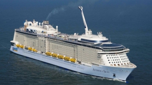 Hurrikán csapott le a világ egyik legnagyobb luxushajójára