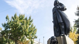 Ukrajnában 140 kommunista szobor dőlt le