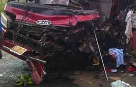 Legkevesebb 53 halott egyetlen közúti balesetben
