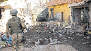 Kollektív büntetés Cizrében – a kurd fegyveresek mellett a civilekre is vadásznak a török katonák