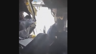 Hátborzongató videó készült a kilyukadt oldalú repülőn