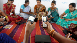 Nem mobilozhatnak a lányok az indiai faluban