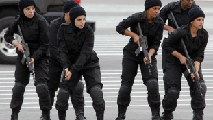 Nem szolgálhatnak és védhetnek tűsarkúban a kuvaiti rendőrök