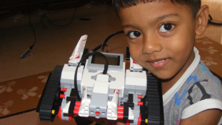 Legóból épített robotokat egy 7 éves indiai fiú