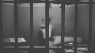Rabok és látogatók holttestei egy börtön csatornájában