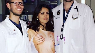 Csak ez a póló volt kéznél – így ment be a kórházba Salma Hayek