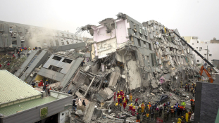 Tajvanon még több mint száz ember után kutatnak a romok alatt