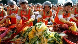 Dél-koreai nők kimcshit készítenek