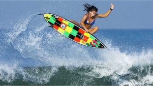 Nem volt elég szép a szponzoroknak a nyolcszoros bajnok brazil szörfös lány