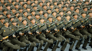 Most Dél-Korea “felszabadításával” fenyegetőzik Phenjan