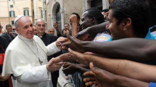Ferenc pápa kapunyitásra szólított fel a migránsok előtt