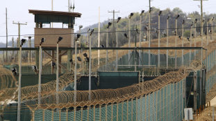 Megkezdik a rabok elszállítását Guantánamóról