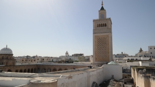Turistaként, szigorú biztonsági intézkedések között Tunéziában
