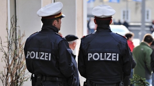 52 éves nőt erőszakolt meg egy migráns fiú Ausztriában
