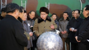 Kim Dzsongun már megint rakétákkal lövöldöz