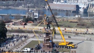 Második napja küzdenek legnagyobb Lenin-szobrukkal az ukránok