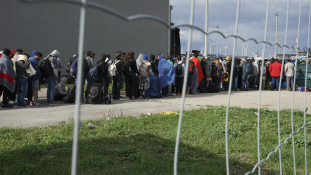 NATO: Putyin küldi ránk a menekülteket