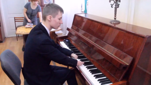 Nincs lehetetlen: orosz kamasz ujjak nélkül zongorázik