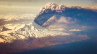 Nyughatatlan vulkánnal küzdenek a repülőgépek