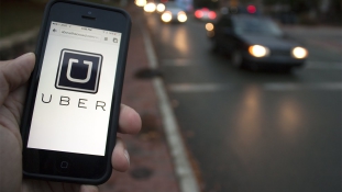 Autógumikat gyújtogatnak az Uber miatt a taxisok