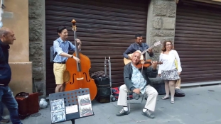 Beszállt az olasz zenészekhez a koreai turista