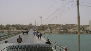 Irakban civilek tízezrei rekedtek a harctéren