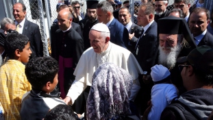 Méltóságteljes megoldást sürget Leszboszon Ferenc pápa