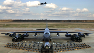 Reaktiválják a B-52-eseket az Iszlám Állam ellen