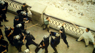 Gyerekeket kínoznak a zsaruk Egyiptomban
