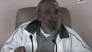Fehér sportdzsekijében még mindig szeret hosszan beszélni Fidel Castro
