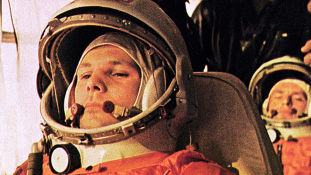 Egy nap alatt sétálták a jégre Gagarin portréját (videó)