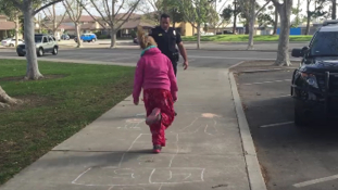 Hajléktalan kislánnyal ugróiskolázott egy amerikai rendőr – videó