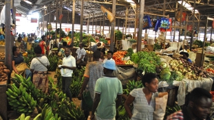 Minden eladó ezen a ruandai piacon