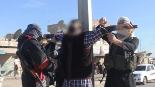 Keresztre feszítették, majd kivégezték foglyaikat a dzsihadisták Szíriában