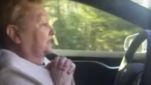 Így reagál a nagymama a magát vezető autóra